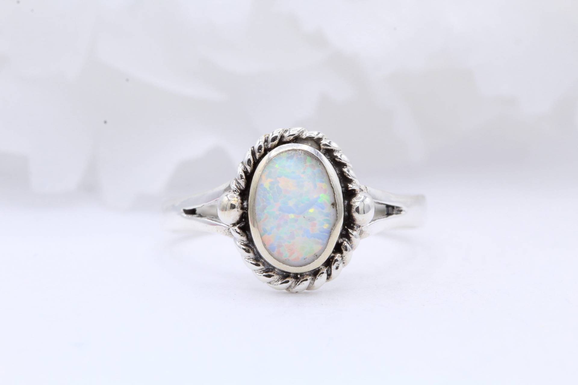 Oval Solitär Lab White Opal Bali Ball Design Oxidierter Ring 925 Sterling Silber Wähle Dein Band Farbe Neu von OnlyOpalLuv