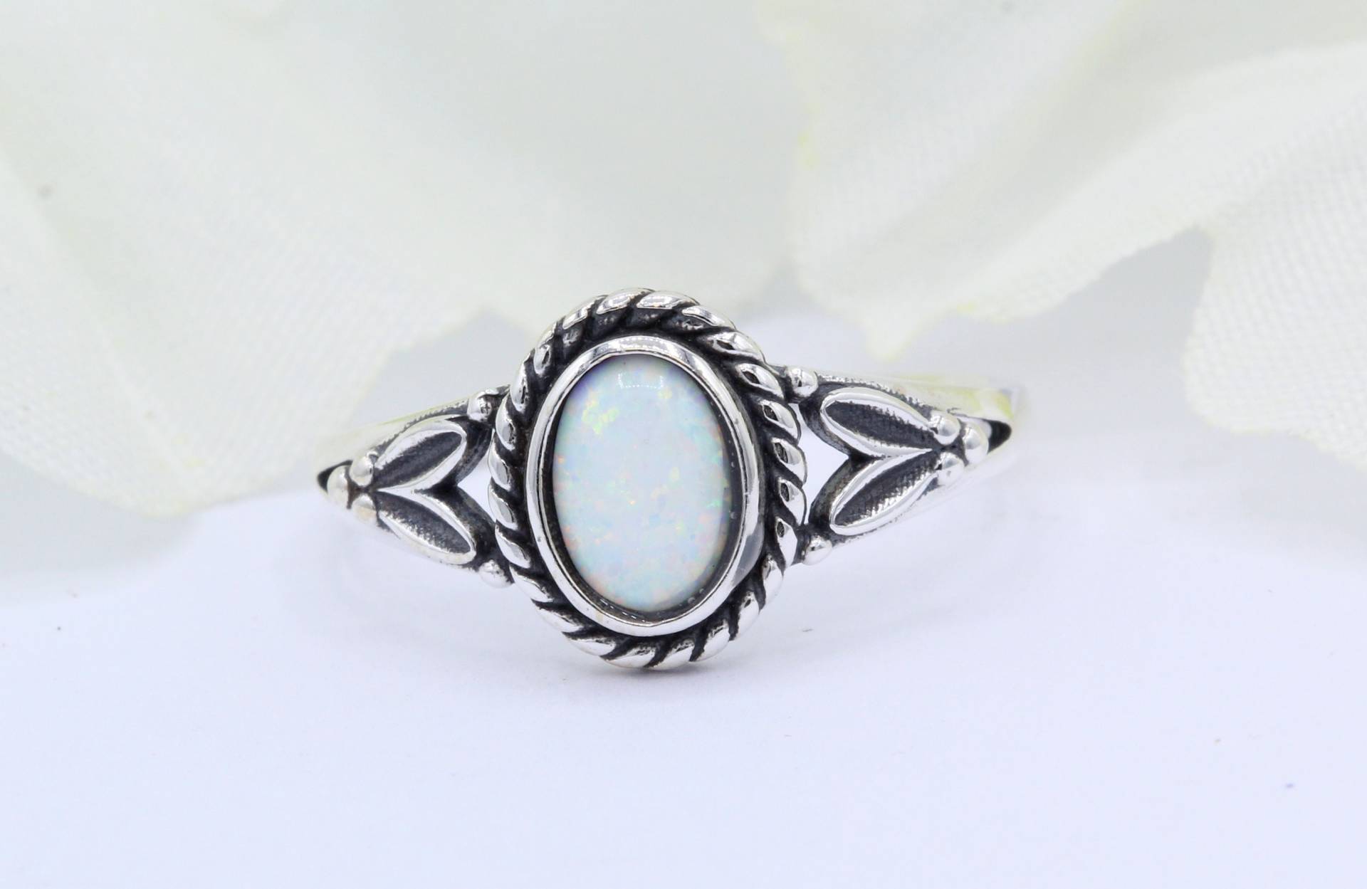 Ovaler Solitär Lab White Opal Bali Kugel Design Oxidierter Ring 925 Sterling Silber Wähle Bandfarbe Neues von OnlyOpalLuv