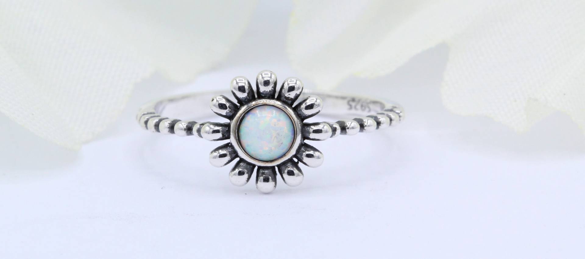 Runder Daisy Flower Lab Weiß Opal Bali Design Oxidierter Metallring Solitär 925 Sterling Silber Wähle Deine Bandfarbe von OnlyOpalLuv