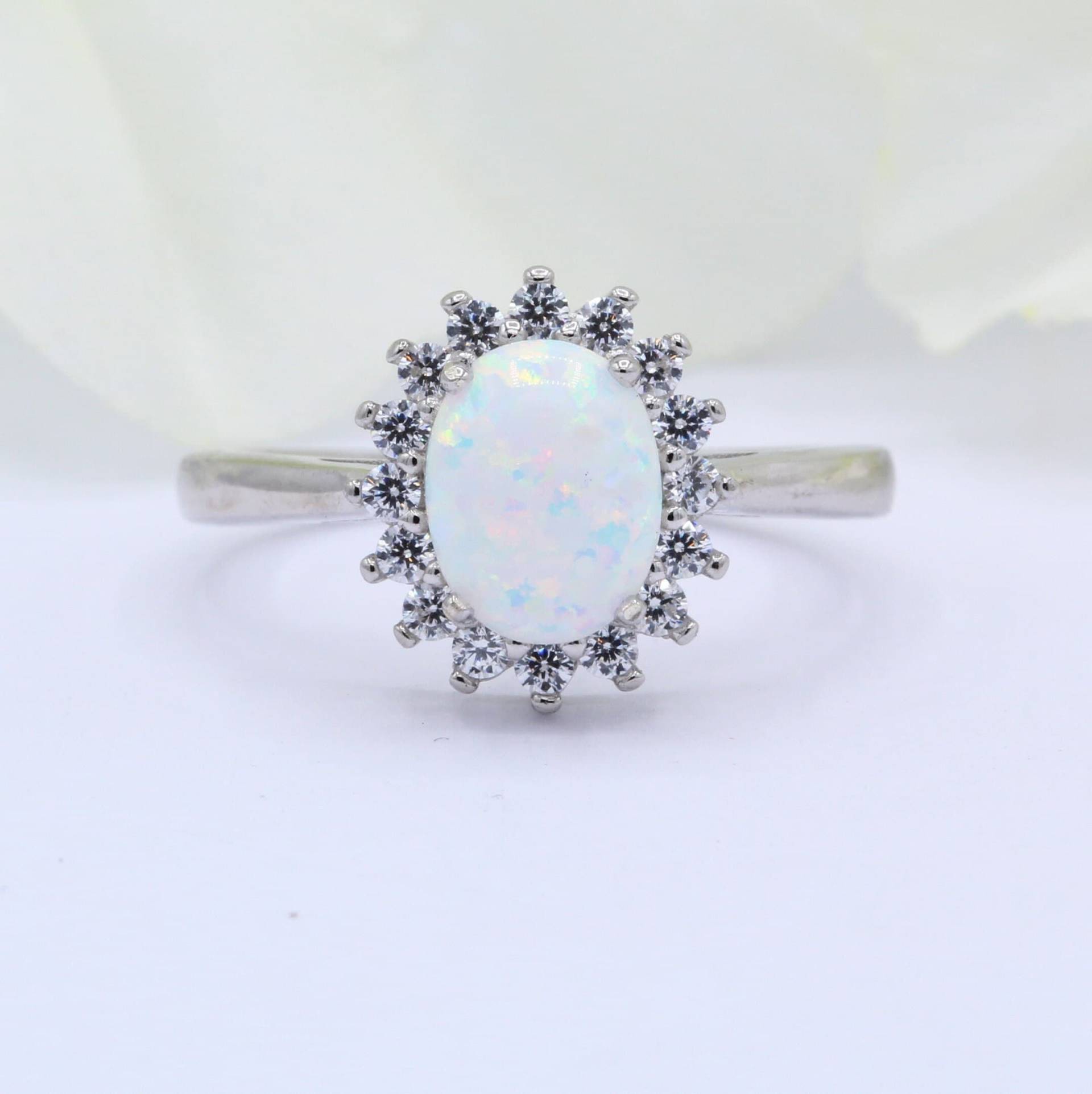 Simulierter Cz Halo Vintage Art Deco Oval Lab Weiß Opal Hochzeit Verlobung Brautring Rund Akzent 925 Sterling Silber von OnlyOpalLuv