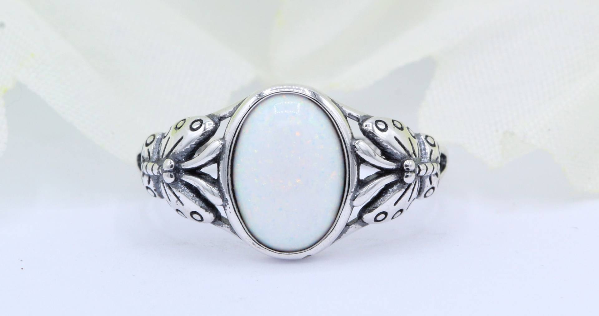 Solitär Oval Lab White Opal Oxidiertes Metall Schmetterlingsband Bali Design Art Deco Versprechen Ring Band Solid 925 Sterling Silber Wählband von OnlyOpalLuv