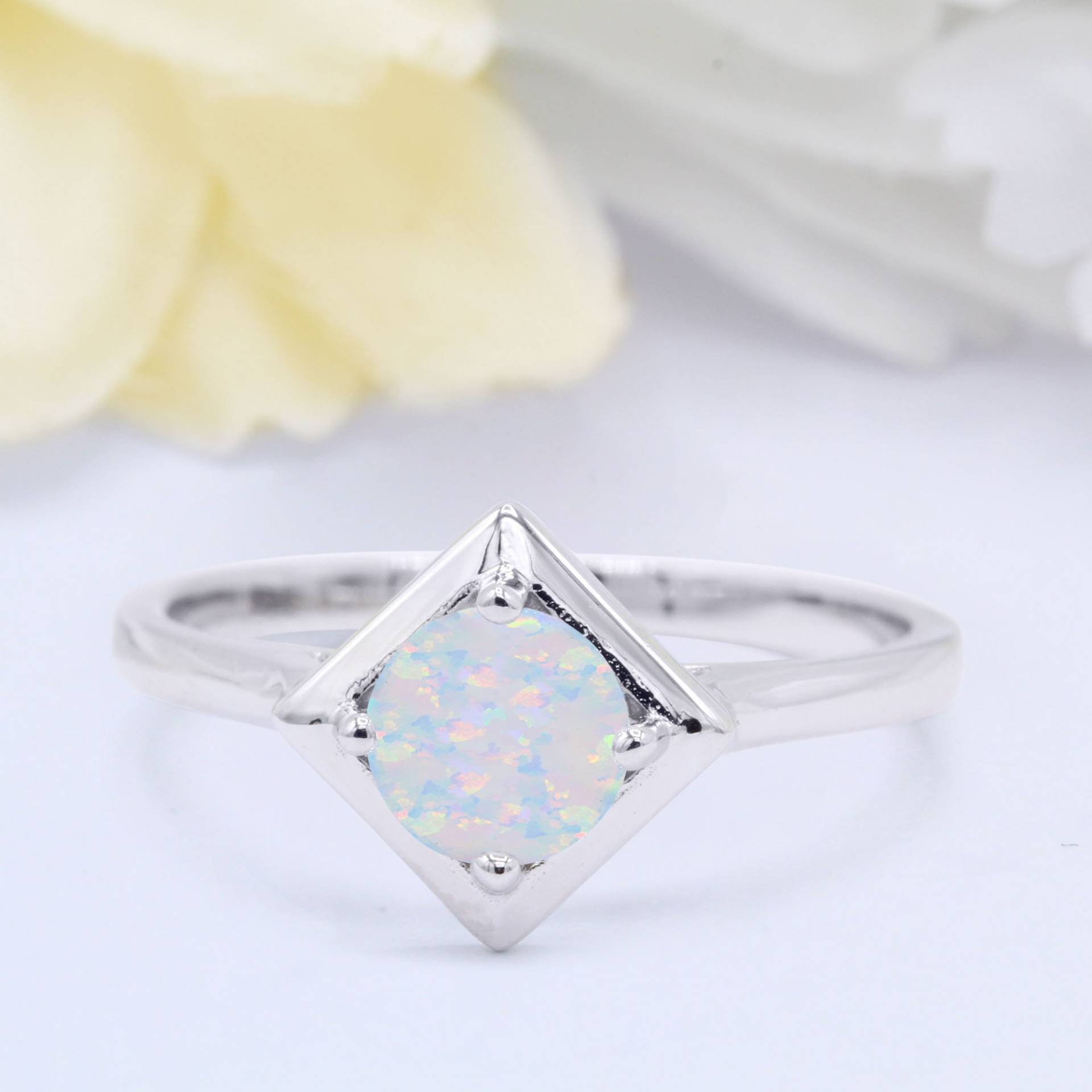 Solitär Princess Cut Petite Zierlicher Lab White Opal Band Ring 925 Sterling Silber Wähle Und Stein Farbe New Design Daumen von OnlyOpalLuv