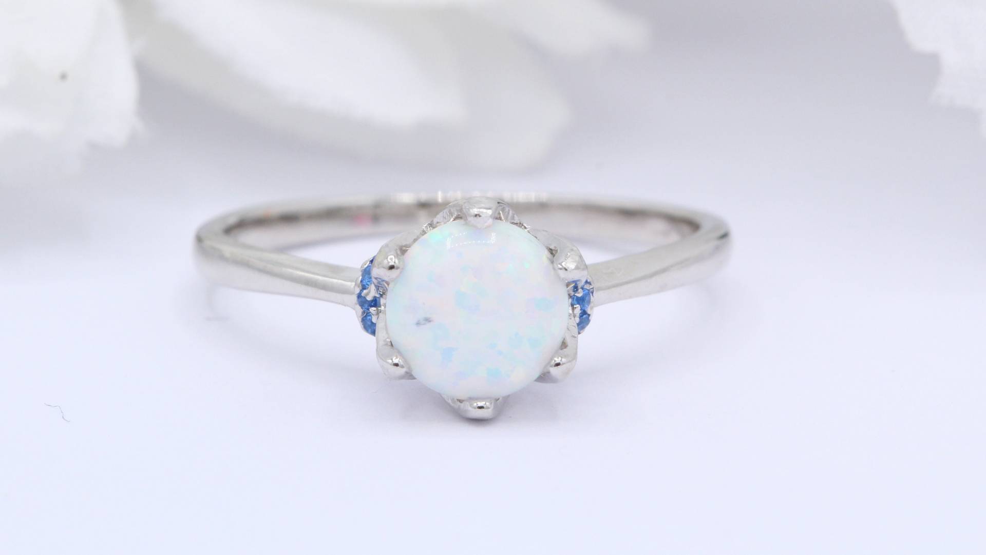 Solitär Rund Blumen Lab Weiß Opal Blüten Ring Blau Saphir Hochzeit Verlobung Brautring Vintage Art Deco 925 Sterling Silber von OnlyOpalLuv