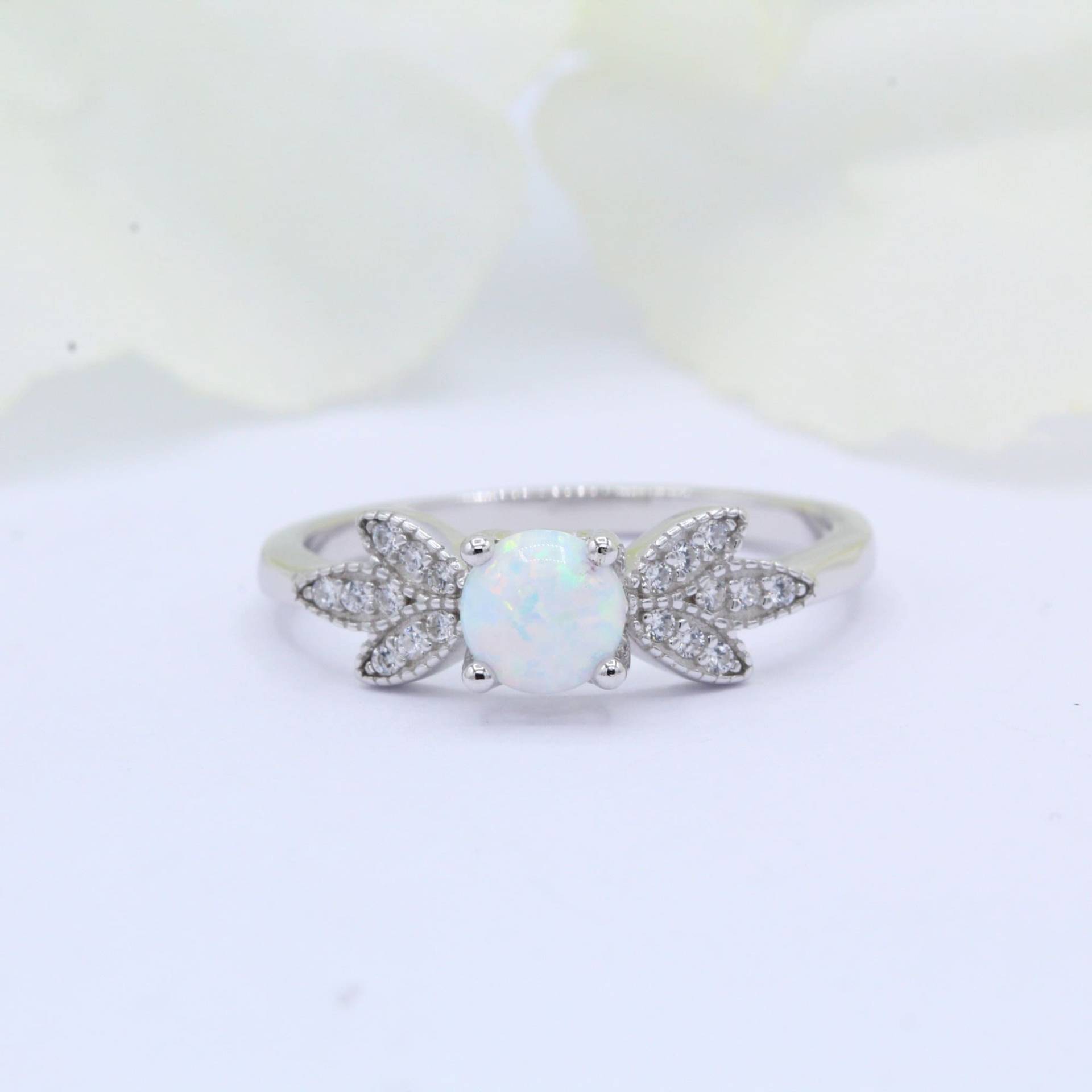 Solitär Rund Lab White Opal Zierliches Blatt Design Band Art Deco Ehering Verlobungsring 925 Sterling Silber Wählen Sie Ihre Bandfarbe von OnlyOpalLuv