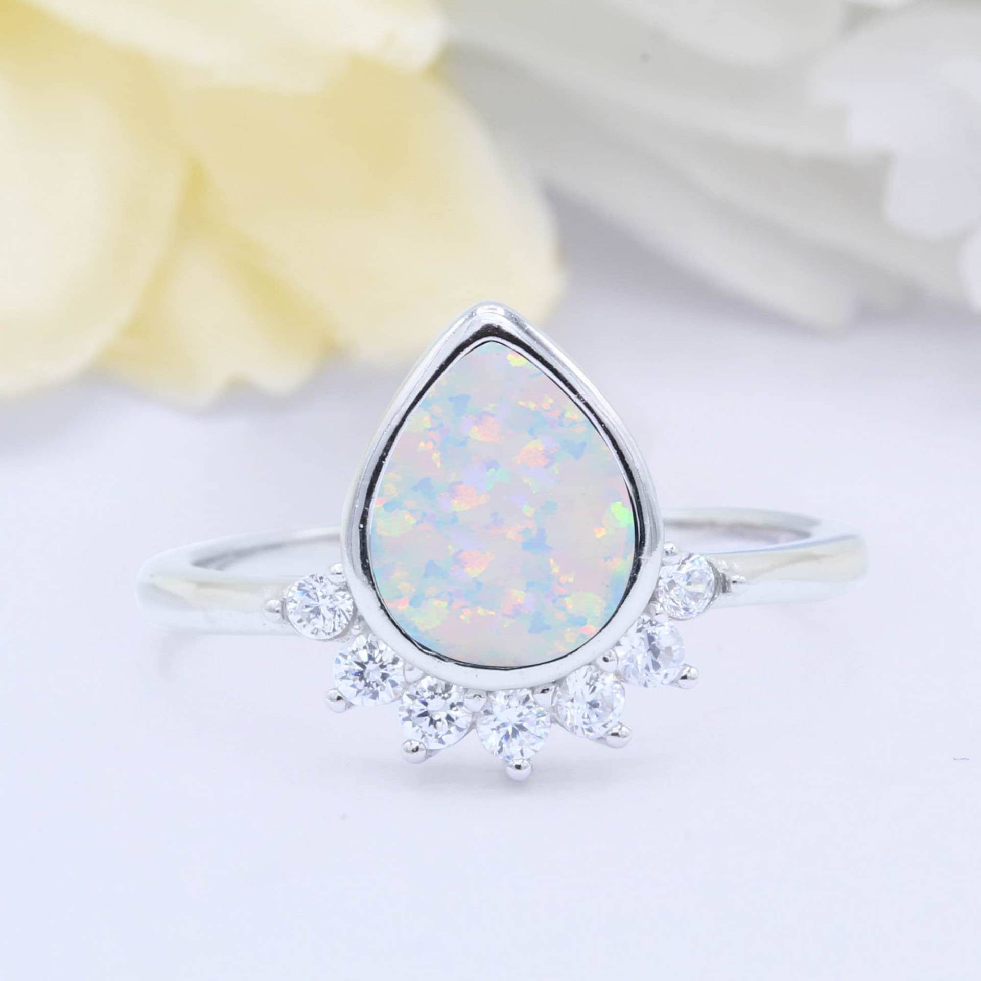 Solitär Tropfen Lab Weiß Opal Cz Design Band Art Deco Hochzeit Verlobungsring Solid 925 Sterling Silber Wähle Deine Bandfarbe von OnlyOpalLuv