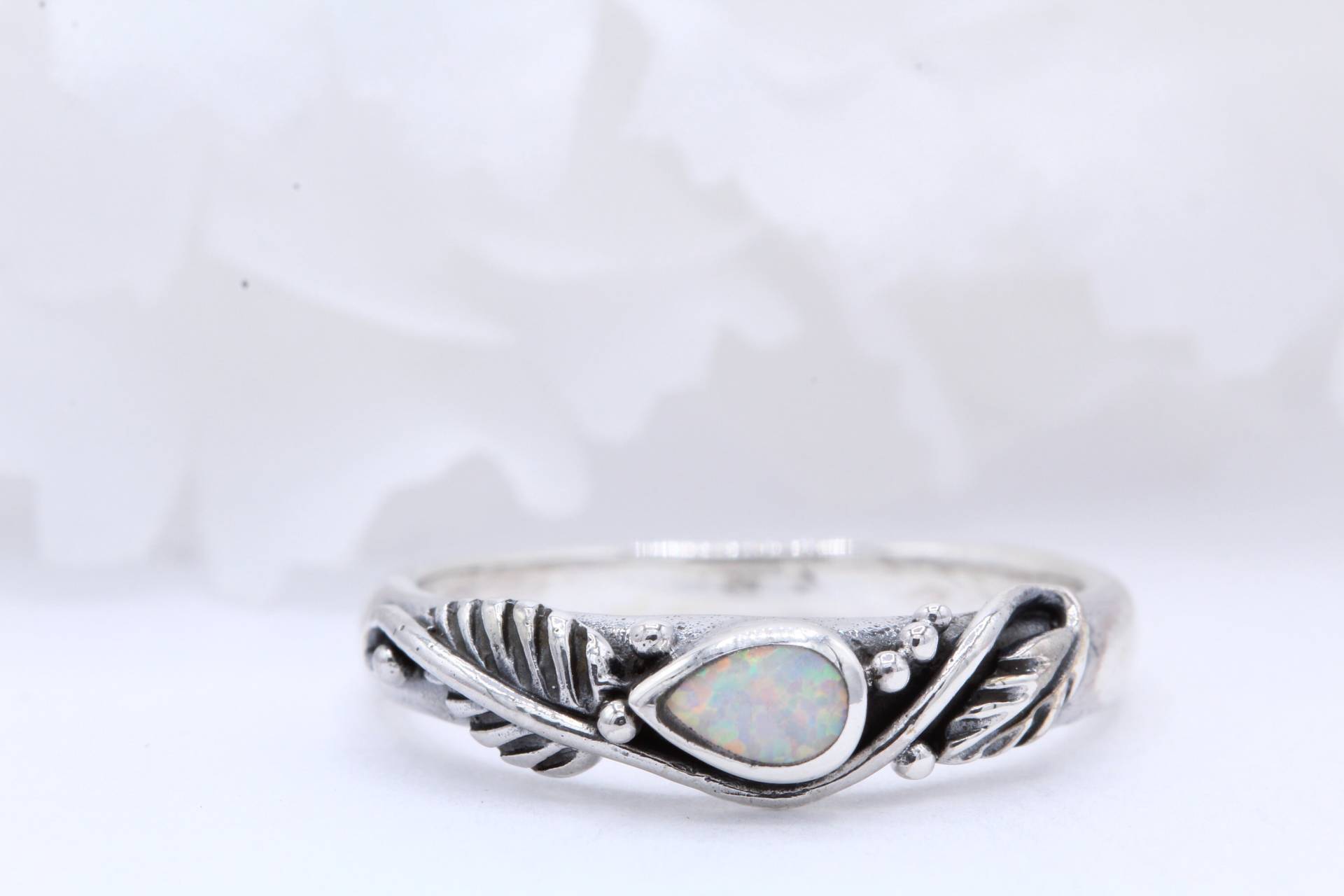 Teardrop Lab White Opal Bali Kugel Feder Blatt Design Oxidierter Ring Solitär 925 Sterling Silber Wähle Dein Band Farbe Neues von OnlyOpalLuv