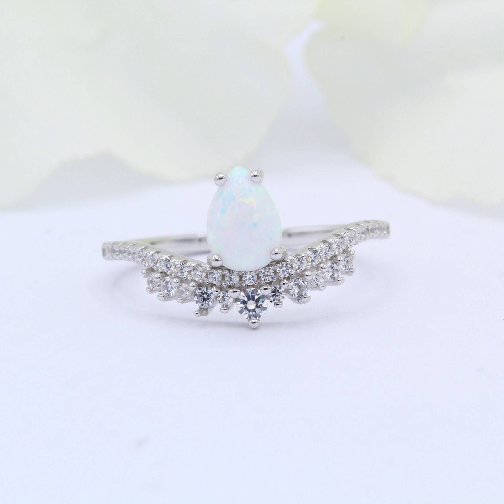 Tropfen Lab Weiß Opal Art Deco Akzent Birne Hochzeit Braut Verlobungsring Rund Cz Band Massiv 925 Sterling Silber Wählen Sie Ihre Bandfarbe von OnlyOpalLuv