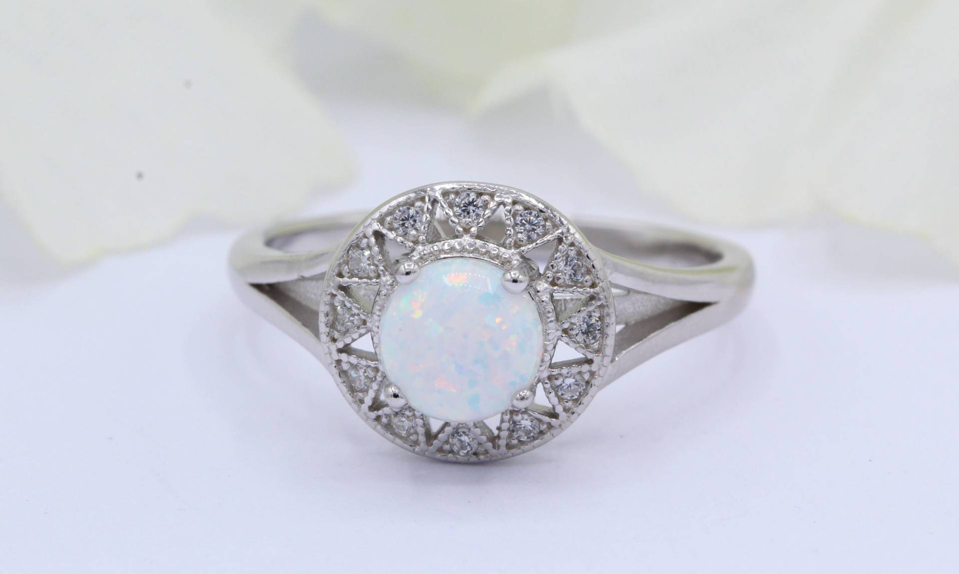 Unikat Lab White Opal Hochzeit Verlobung Brautring Vintage Art Deco Oval Halo Rund Diamant Cz Akzent 925 Sterling Silber von OnlyOpalLuv