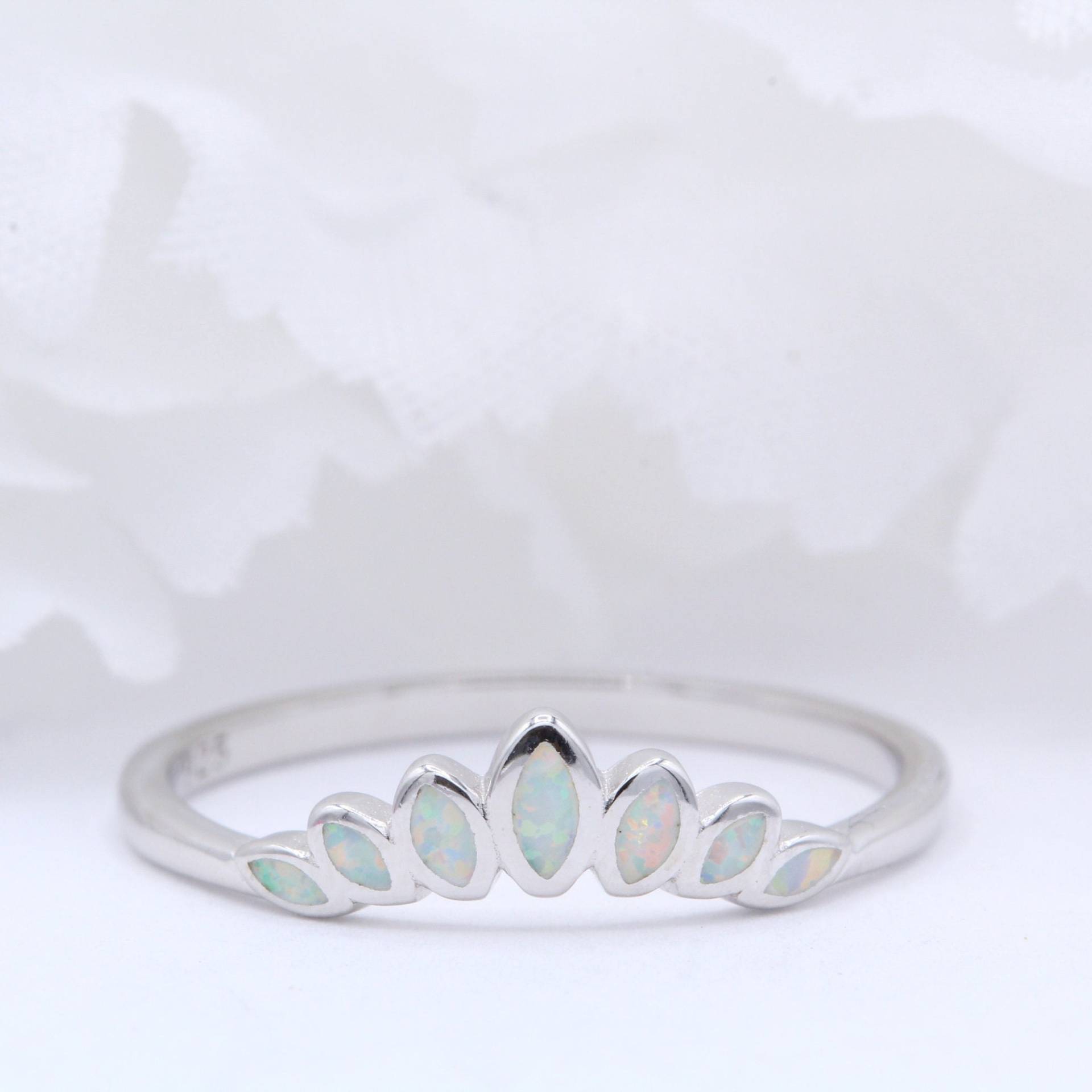 V Chevron Tropfen Birne Lab Weiß Opal Daumen Ring Art Deco Verlobungsring Band Massiv 925 Sterling Silber Wählen Sie Ihre Bandfarbe von OnlyOpalLuv