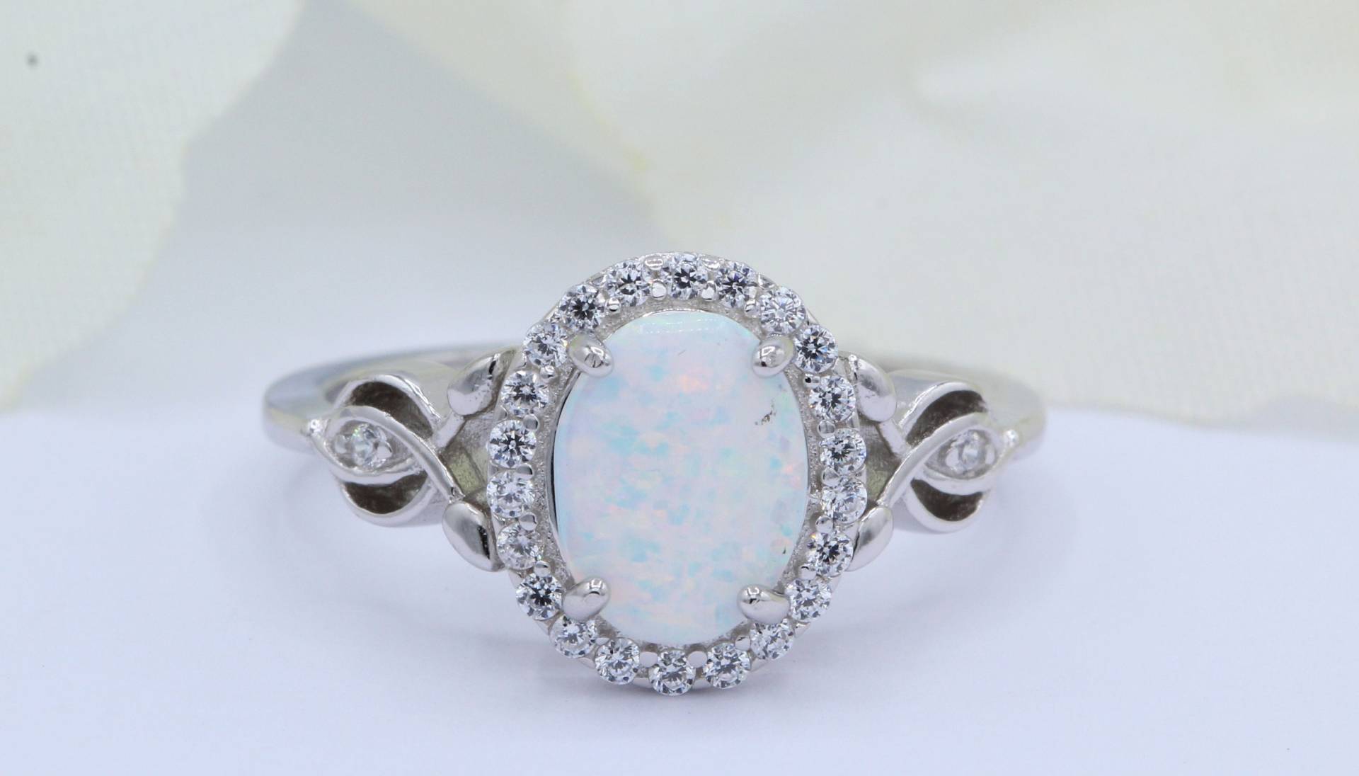 Vintage Art Deco Halo Oval Lab White Opal Hochzeit Verlobung Brautring Rund Diamant Cz Akzent 925 Sterling Silber Wähle Deine Bandfarbe von OnlyOpalLuv