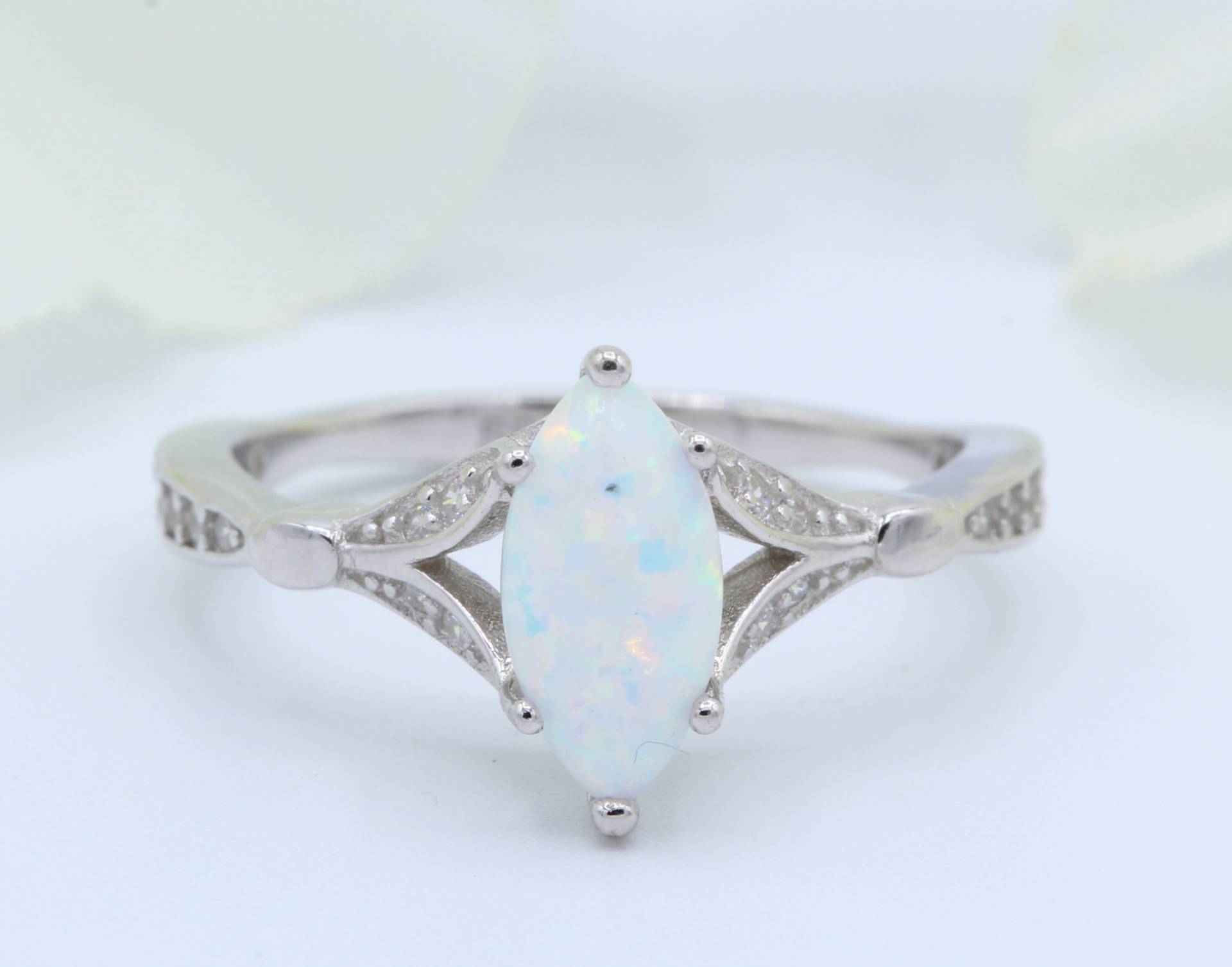 Vintage Art Deco Marquise Lab Weiß Opal Hochzeit Verlobung Braut Ring Runde Diamant Split Cz Akzent Halbe Band 925 Sterling Silber von OnlyOpalLuv