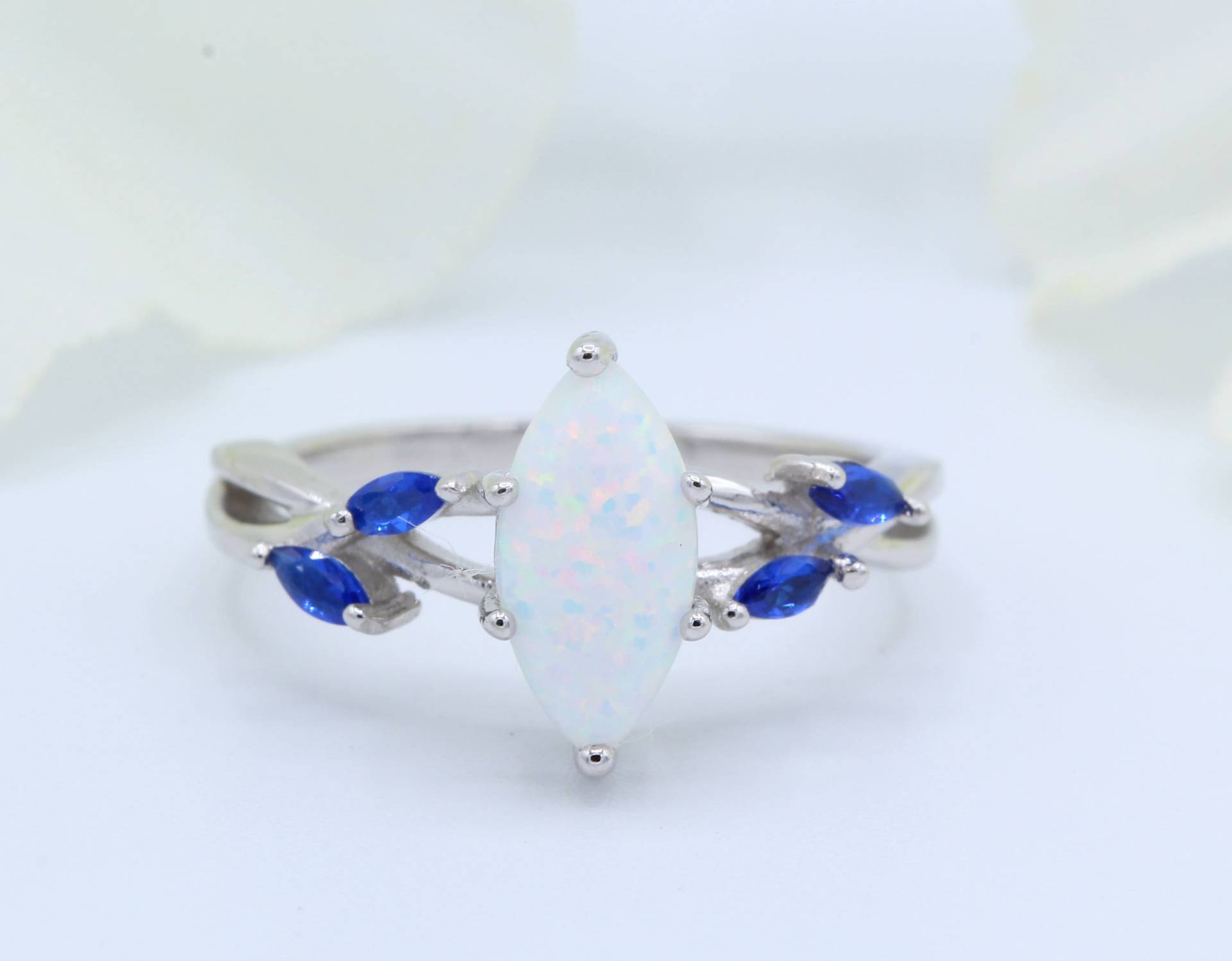 Vintage Art Deco Marquise Lab Weiß Opal Mit Simulierten Blauen Saphir Blatt Design Hochzeit Verlobung Braut Ring Cz Band 925 Sterling Silber von OnlyOpalLuv