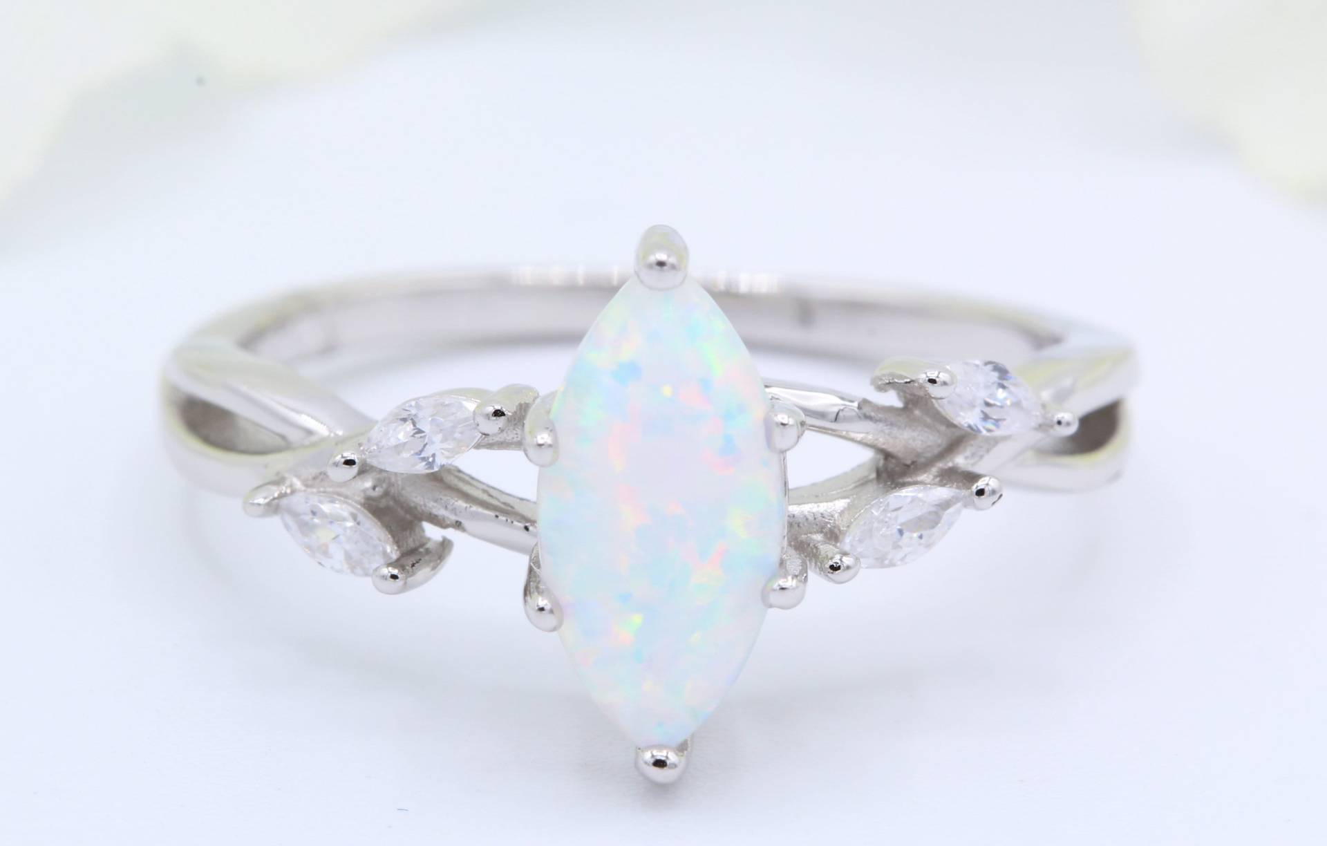 Vintage Art Deco Marquise Lab Weiß Opal Mit Simulierten Diamant Cz Blatt Design Hochzeit Verlobung Braut Ring Band 925 Sterling Silber von OnlyOpalLuv