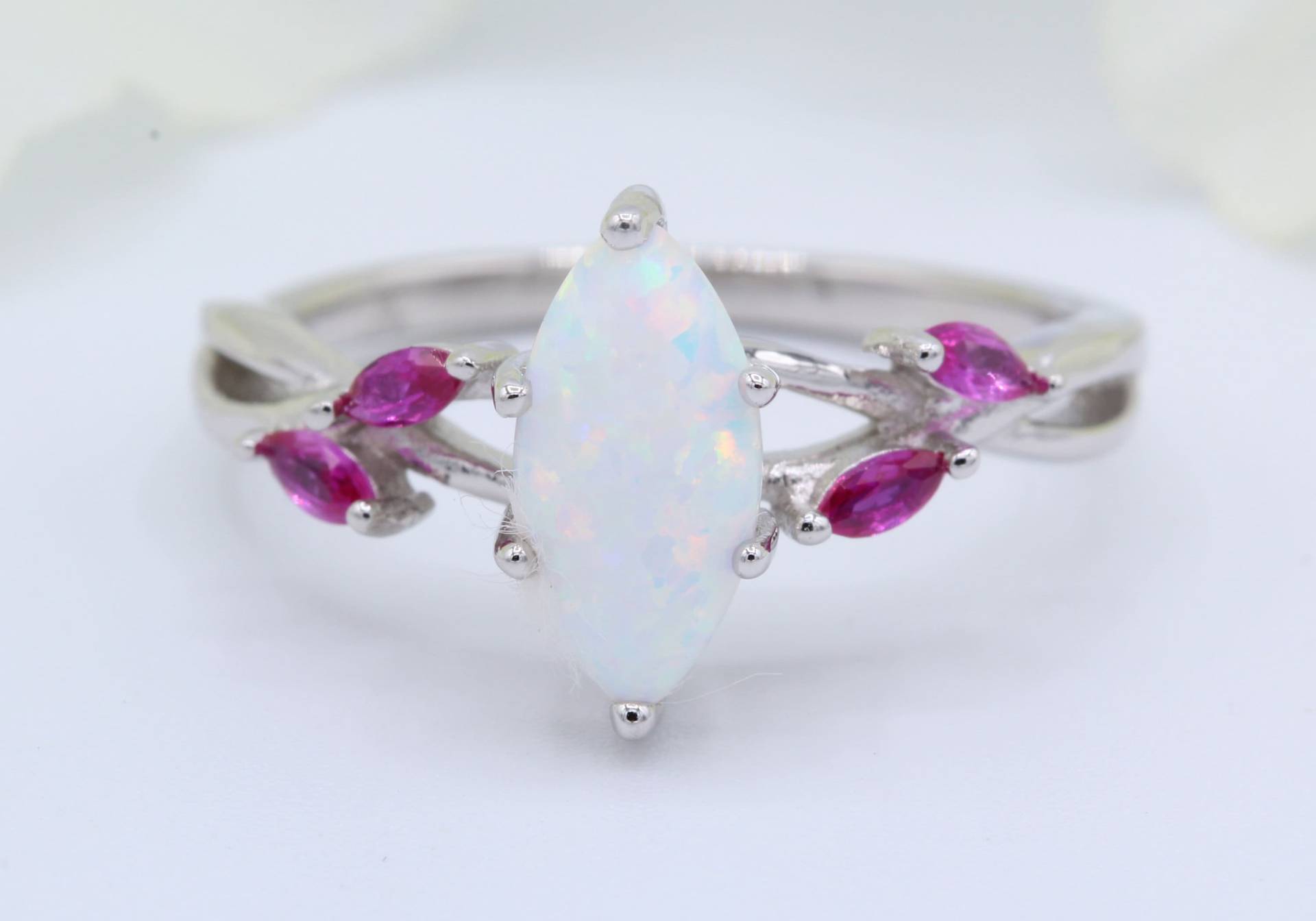 Vintage Art Deco Marquise Lab Weiß Opal Mit Simulierten Rosa Rubin Blatt Design Hochzeit Verlobung Braut Ring Cz Band 925 Sterling Silber von OnlyOpalLuv