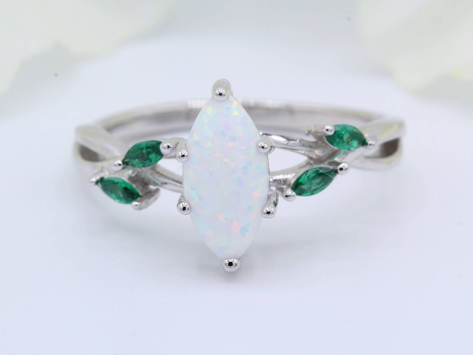 Vintage Art Deco Marquise Lab Weißer Opal Mit Simuliertem Smaragd Grün Blatt Design Hochzeit Verlobung Braut Ring Cz Band 925 Sterling Silber von OnlyOpalLuv