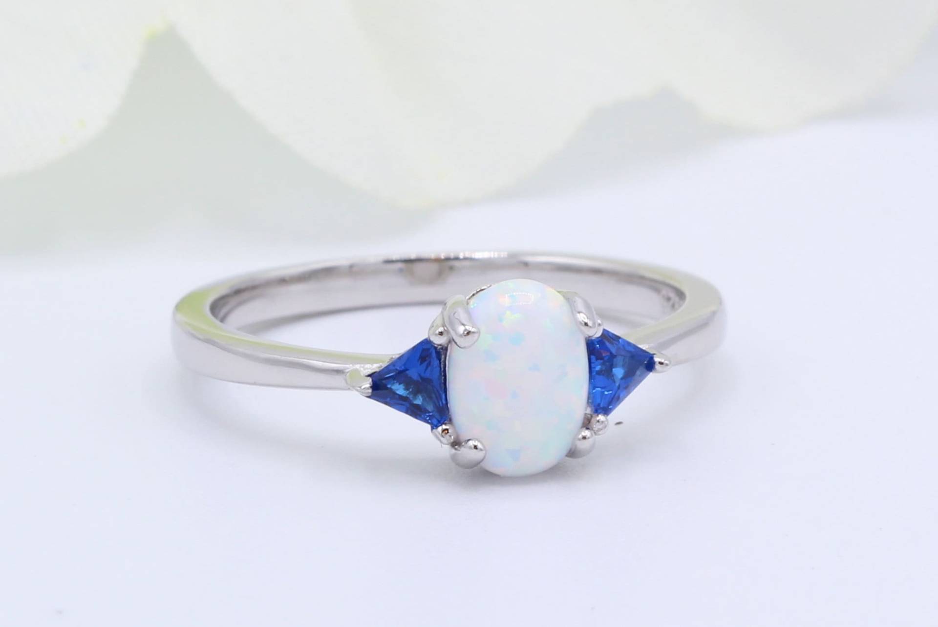 Vintage Art Deco Oval Lab Weiß Opal Hochzeit Verlobung Braut Ring Dreieck Blau Saphir Cz Akzent 925 Sterling Silber von OnlyOpalLuv