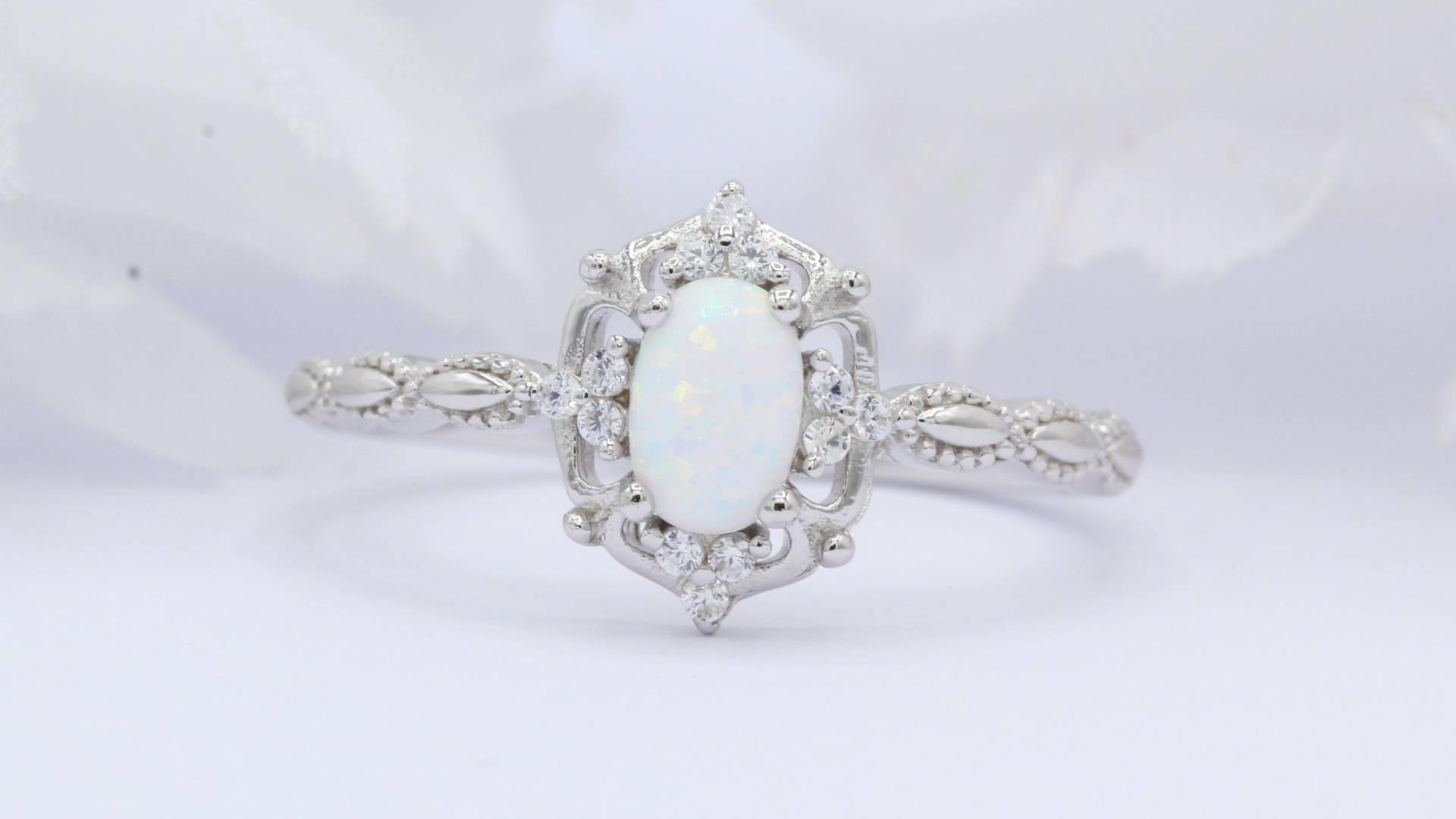 Vintage Art Deco Oval Lab White Opal Halo Hochzeit Verlobung Brautring Rund Diamant Cz Akzent 925 Sterling Silber Wähle Band Farbe von OnlyOpalLuv