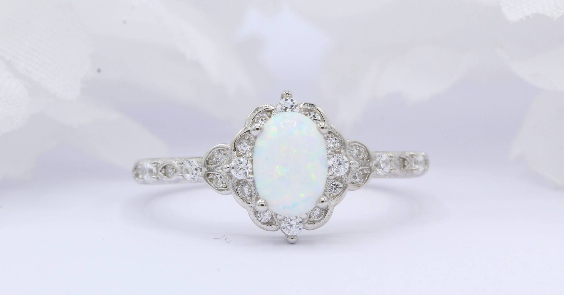 Vintage Art Deco Oval Lab White Opal Halo Hochzeit Verlobung Brautring Rund Diamant Cz Akzent 925 Sterling Silber Wähle Band Farbe von OnlyOpalLuv