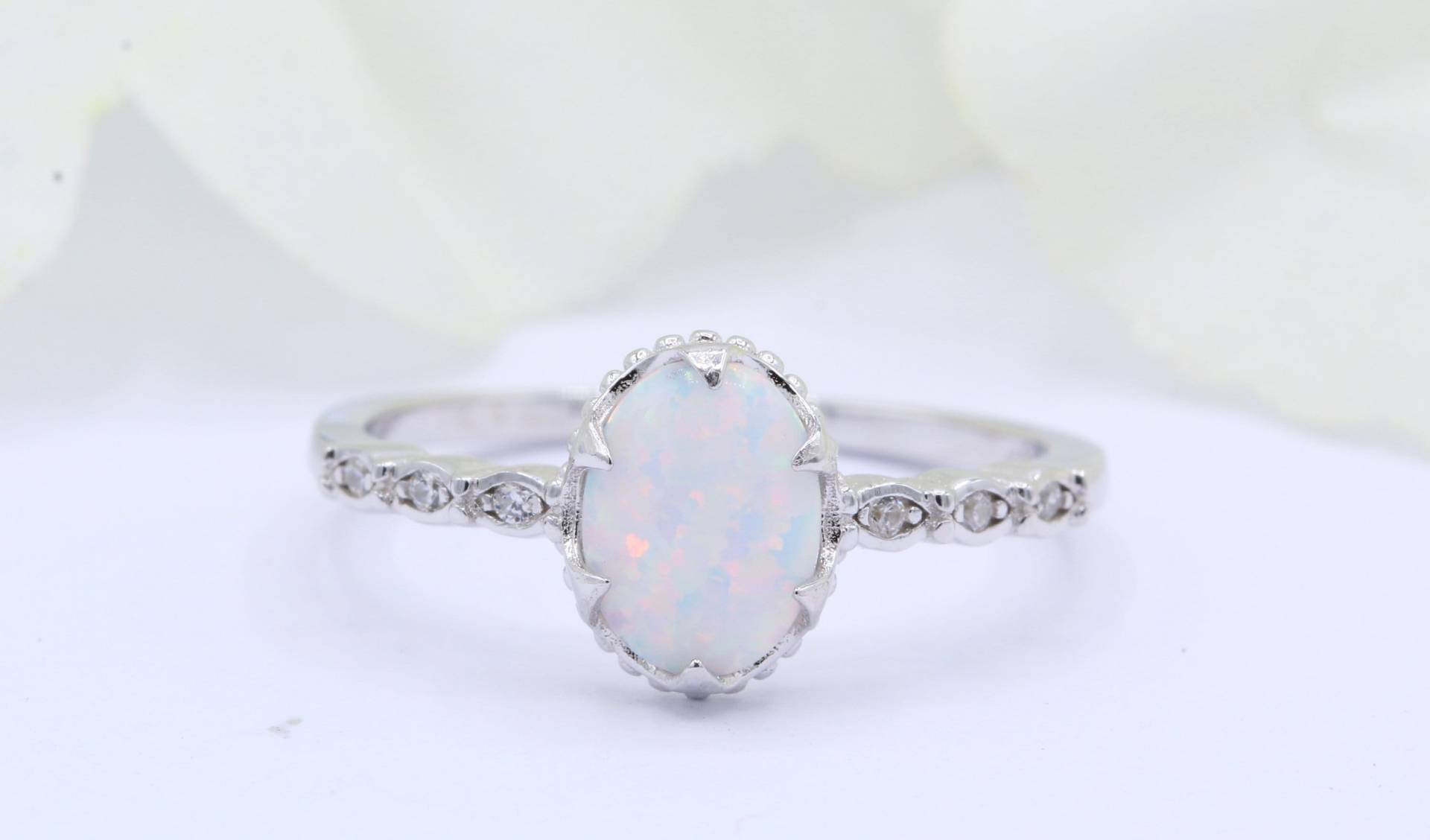 Vintage Art Deco Oval Lab White Opal Inset Hochzeit Verlobung Brautring Rund Diamant Cz Akzent 925 Sterling Silber von OnlyOpalLuv