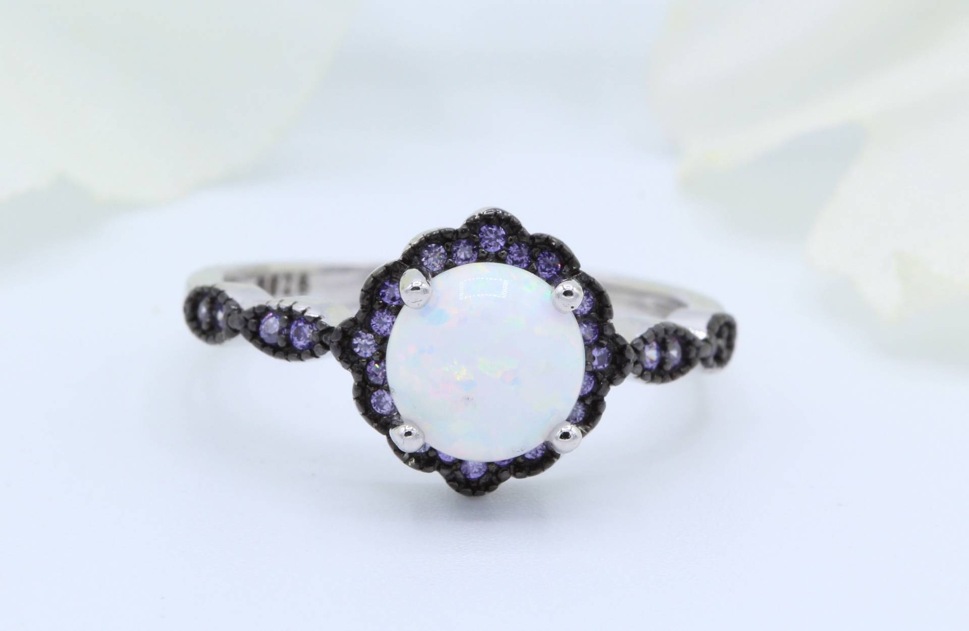 Vintage Art Deco Runde Lab Weiß Opal Mit Schwarz Und Simuliert Amethyst Band Hochzeit Verlobung Braut Ring Cz Akzent 925 Sterling Silber von OnlyOpalLuv