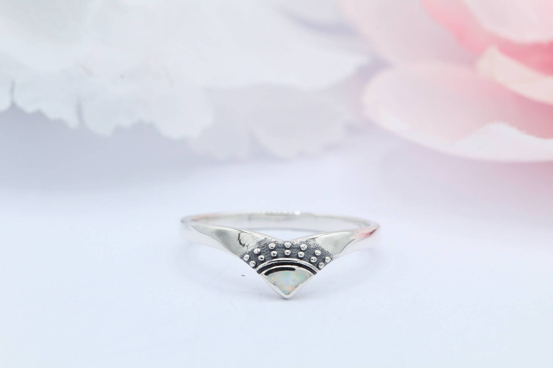 Weißer Opal V Form Ring Bali Unikat Design Sterling Silber Band Art Deco Massiv 925 Wählen Sie Ihre Bandfarbe von OnlyOpalLuv