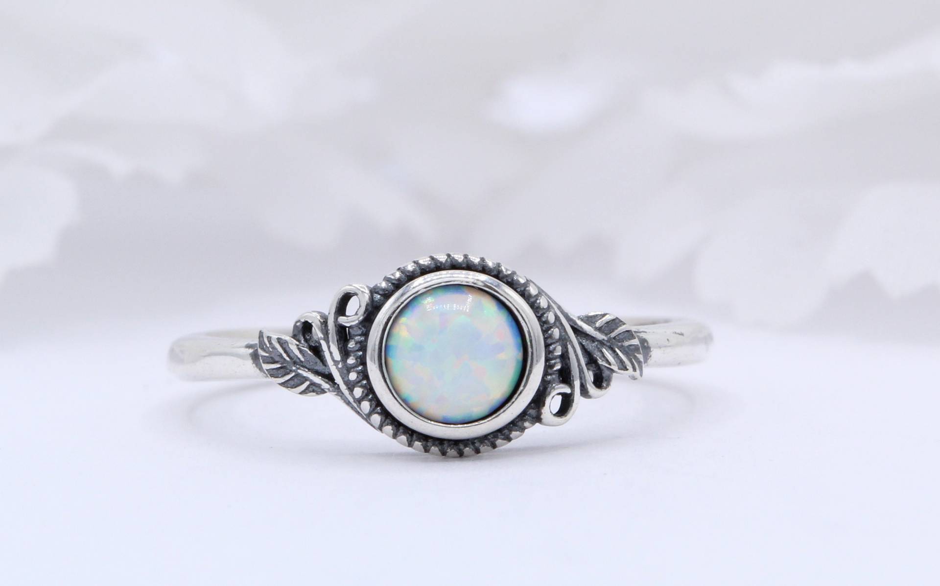 Zierliche Runde Lab Weißer Opal Bali Ball Feder Blatt Design Oxidierter Ring Solitär 925 Sterling Silber Wählen Sie Ihre Bandfarbe Neues von OnlyOpalLuv