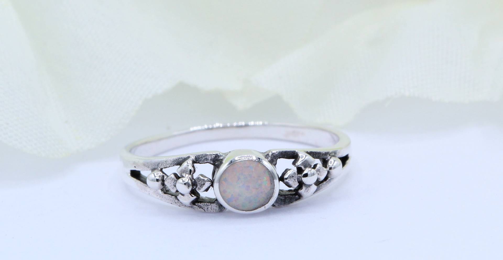 Zierliche Runde Lab Weißer Opal Bali Ball Flower Cluster Design Oxidierter Ring Solitär 925 Sterling Silber Wählen Sie Ihre Bandfarbe Neues von OnlyOpalLuv