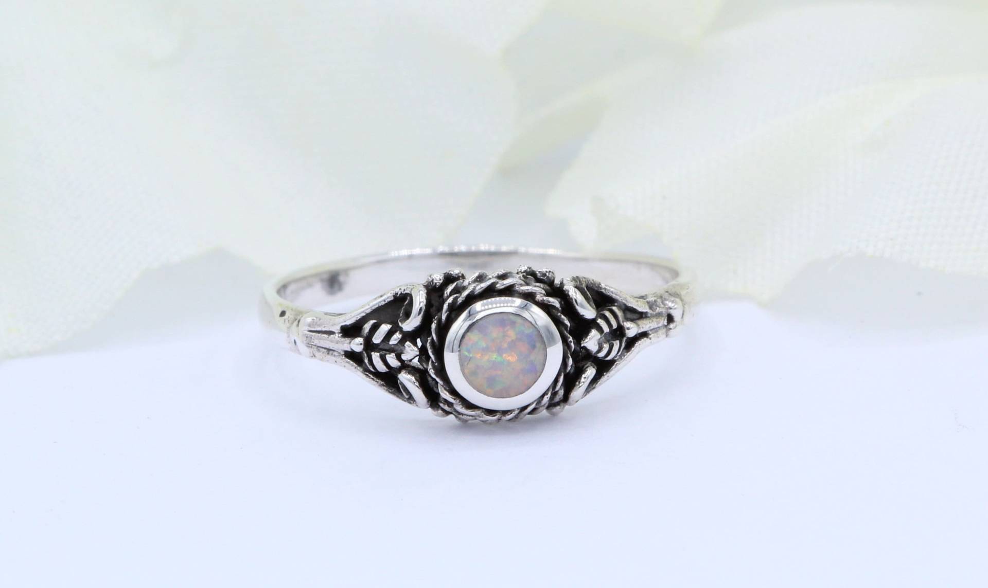 Zierlicher Runder Lab Weiß Opal Bali Kugel Verschnörkeltes Design Oxidierter Ring Solitär 925 Sterling Silber Wähle Deine Bandfarbe von OnlyOpalLuv