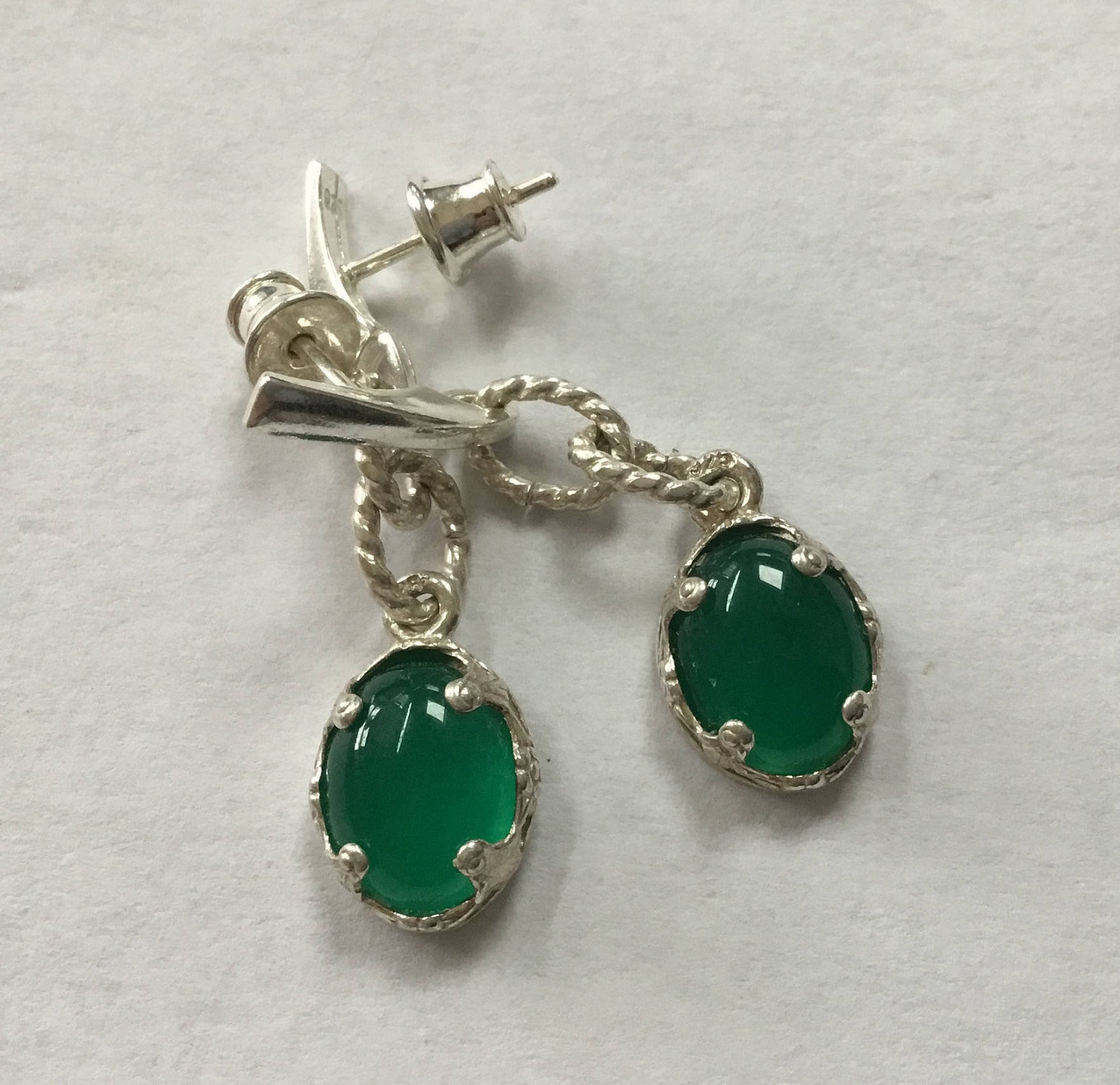 Smaragdgrüne Ohrhänger in Filigranen Einfassungen/Grüner Katzenauge Stein Mit Fledermausflügel Sterling Fassung/Weihnachtsgrüne von OnlyStoneJewelry