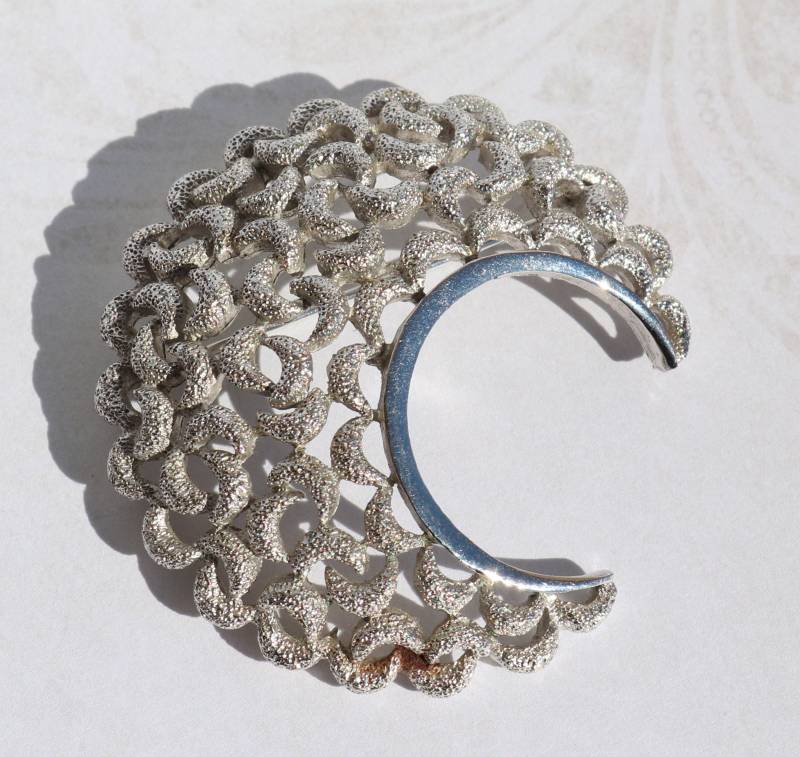 Wunderschöne Silberfarbene Abstrakte Vintage Krone Trifari Halbmond Filigran Pin Brosche - Schönes Geschenk Retro Mid Century Qualität Modeschmuck von OnlyTreasures