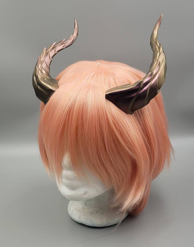 Eidechsendrache Mit Hörnern - Farbschichtige Fantasy Cosplay Requisite Für Larp & Rpg Eidechsendrache Mit Hörnern - Farbschichtige Fantasy Cosplay Requisite Für Larp & Rpg von Onlyhorns