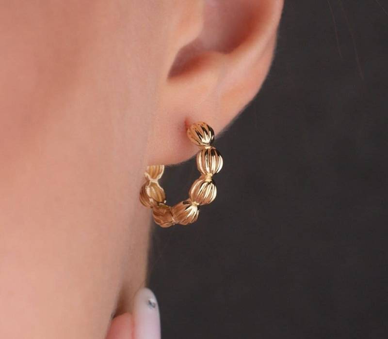 14K Gold Huggie Hoop Ohrring, Ball Dome Gerippt Hoop, Bead Geschenk Für Sie, Einzigartige Geriffelte Geburtstag von OnsevaFineJewelry