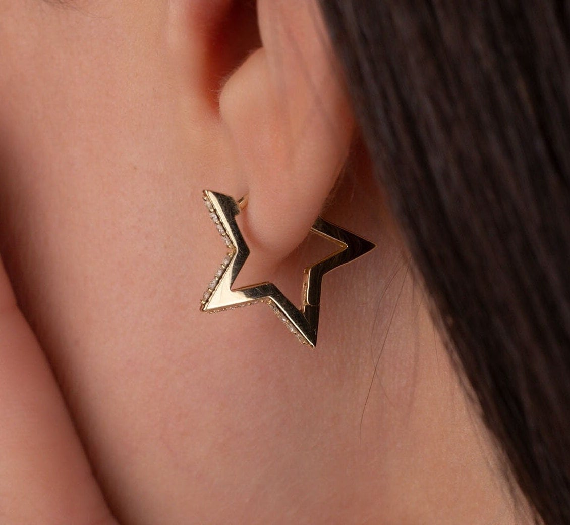 14K Solid Gold Stern Ohrring, Hoop Einzigartige Geschenk Für Frauen, Eleganter Geburtstagsgeschenk, Star Huggie Hoop, Zierlich von OnsevaFineJewelry