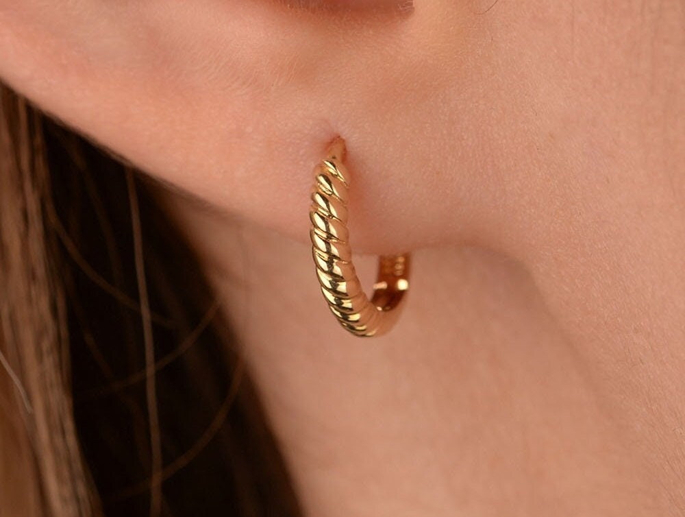 Gold Croissant Hoop Ohrring, 14K Solid Twisted Hoop, Minimalist Geschenk Für Sie, Jeden Tag Geburtstag von OnsevaFineJewelry