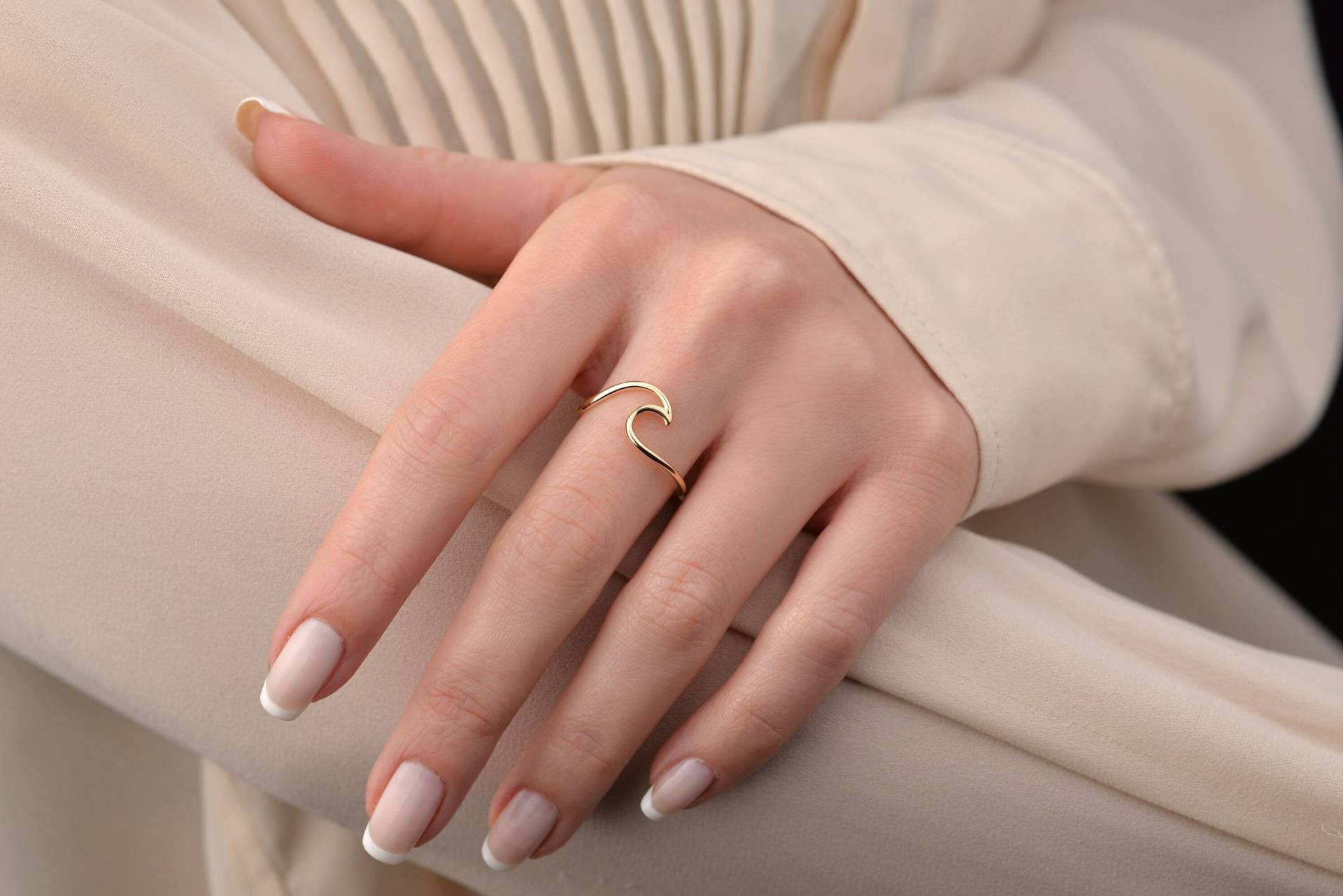 Gold Wellenring, 14K Solider Goldring, Gewellter Ring, Wellenförmig, Minimalistisch, Meeresflut, Ozeanwelle, Zierlich, Weihnachtsgeschenk von OnsevaFineJewelry