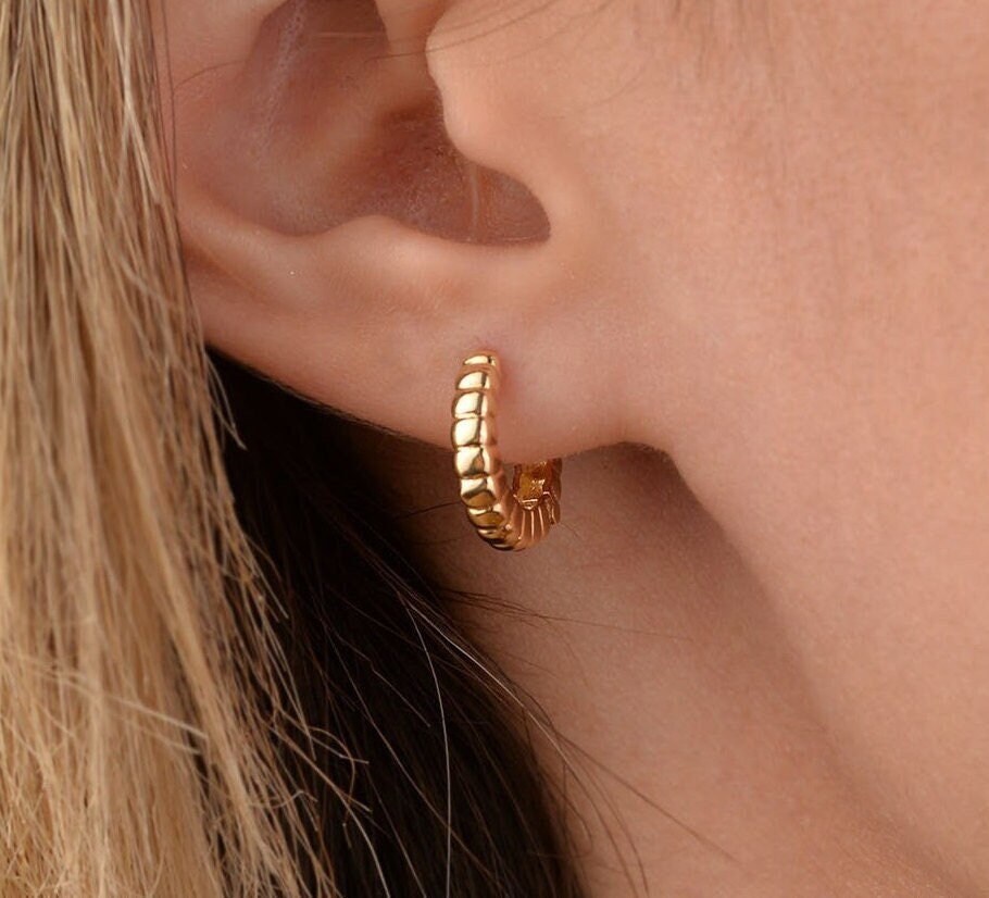 Mini Croissant Ohrring, 14K Solid Gold Hoop Kleine Geschenk Für Sie, Geburtstagsgeschenk, Jeden Tag Ohrring von OnsevaFineJewelry