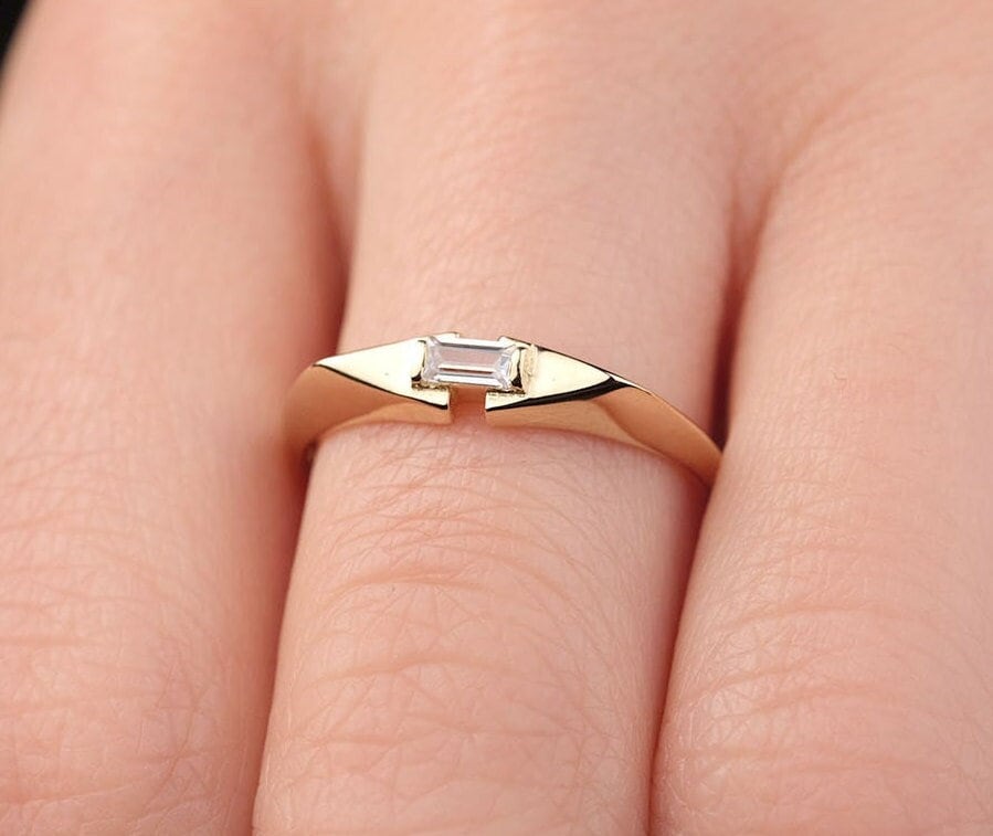 Minimal Siegelring, 14K Massivgold Ring, Baguette Altmodisch, Zierlicher Ring Für Frauen, Elegant, Geburtstagsgeschenk von OnsevaFineJewelry