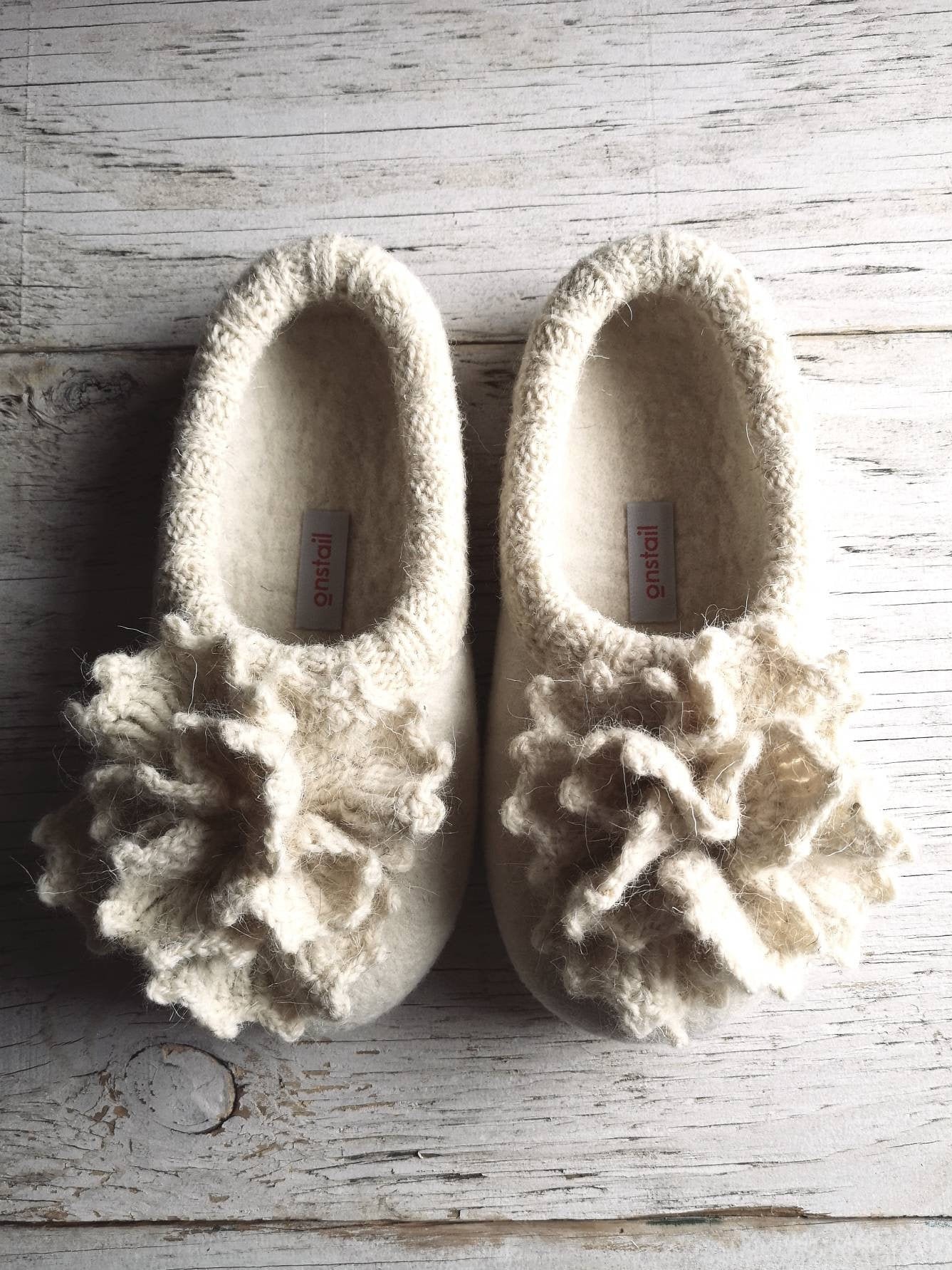 Blühende Perlen. Aus Wolle Gefilzte Hausschuhe Mit Gehäkelten Blumen Made To Order von Onstail