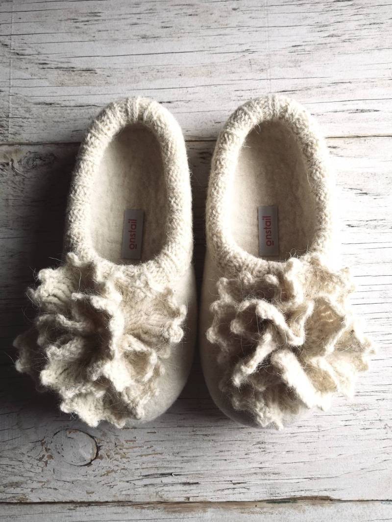 Blühende Perlen. Aus Wolle Gefilzte Hausschuhe Mit Gehäkelten Blumen Made To Order von Onstail