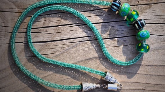 Grüne Kugel Wikinger Strickkette von OohShinyJewelryCo