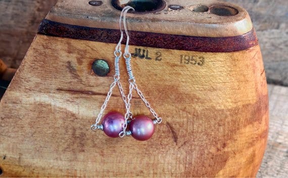 Lila Perlen Trapez Ohrringe von OohShinyJewelryCo