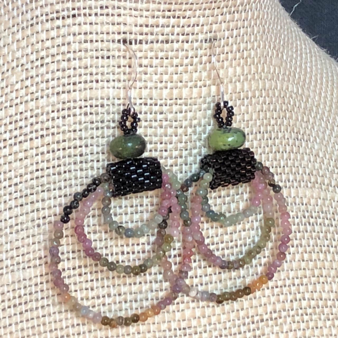 Turmalin Und Jaspis Loop Ohrringe von OohShinyJewelryCo