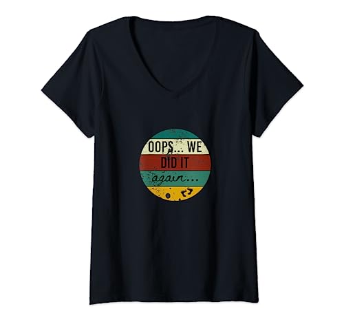 Damen Oops We Did It Again Schwangerschaftsshirt Lustige Ankündigung T-Shirt mit V-Ausschnitt von Oops We Did It Again Tee New Parents Vintage Baby