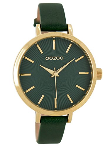 OOZOO Timepieces Damen- Armbanduhr in dunkelgrün. Diese Damenuhr hat EIN grünes Zifferbaltt mit goldenen Zeigern und Indexen. kleine Uhr ist perfet für Damen mit schmalem Handgelenk. von Oozoo