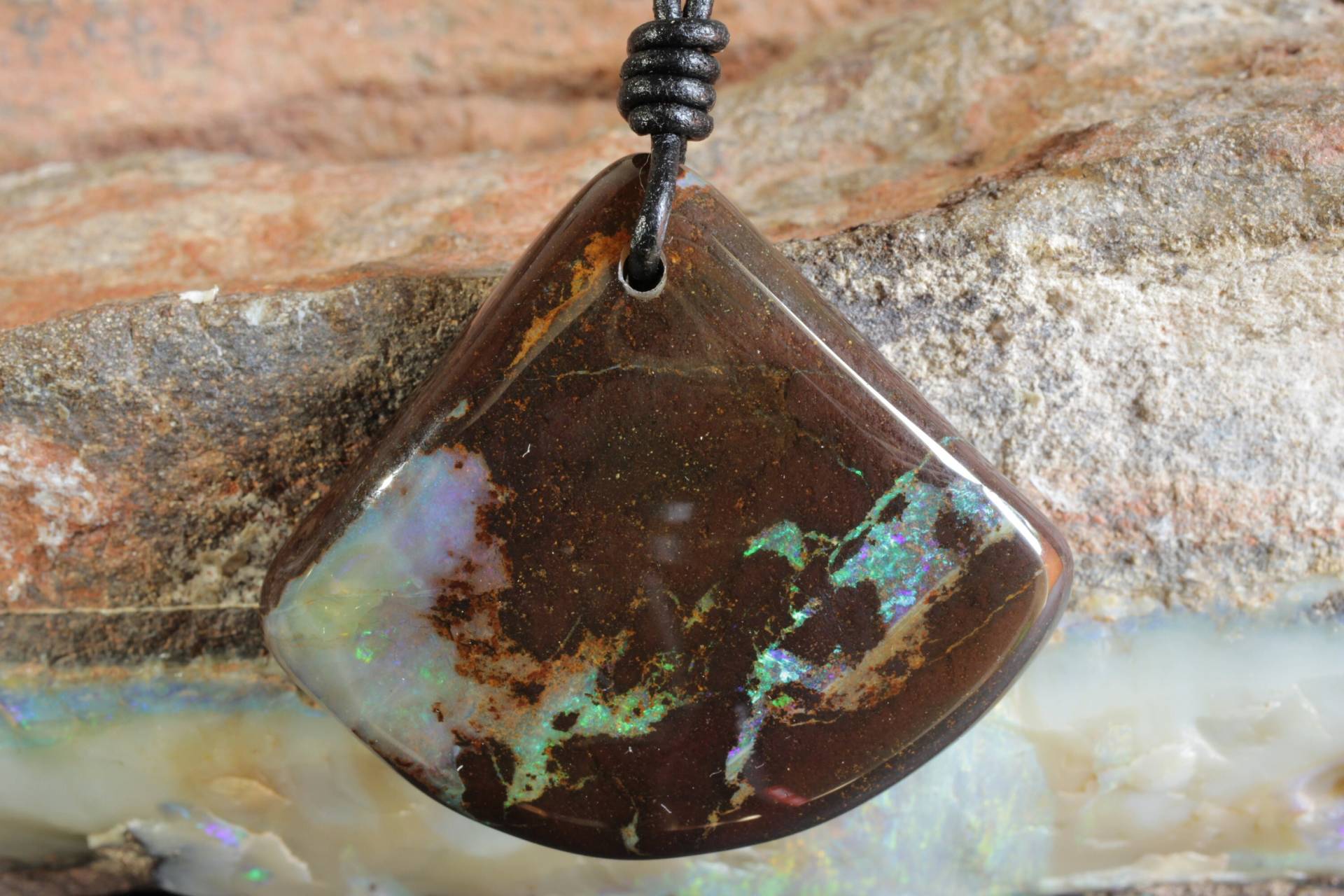 Heben Sie Sich in Der Menge Mit Boulder Opal Schmuck | Handgefertigter Original Solid Anhänger An Einer Verstellbaren Lederschnur Einzelstück von OpalArtGlobal