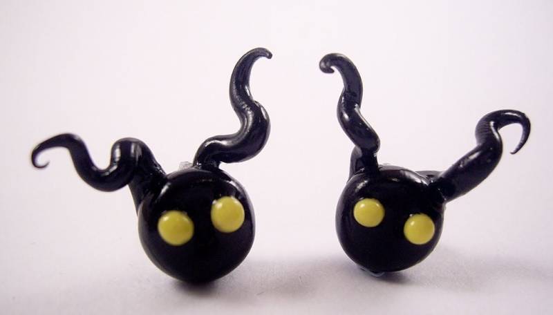 Schatten Herzlos Ohrstecker Schatten Herzlos Ohrstecker von OpalNovaStudio