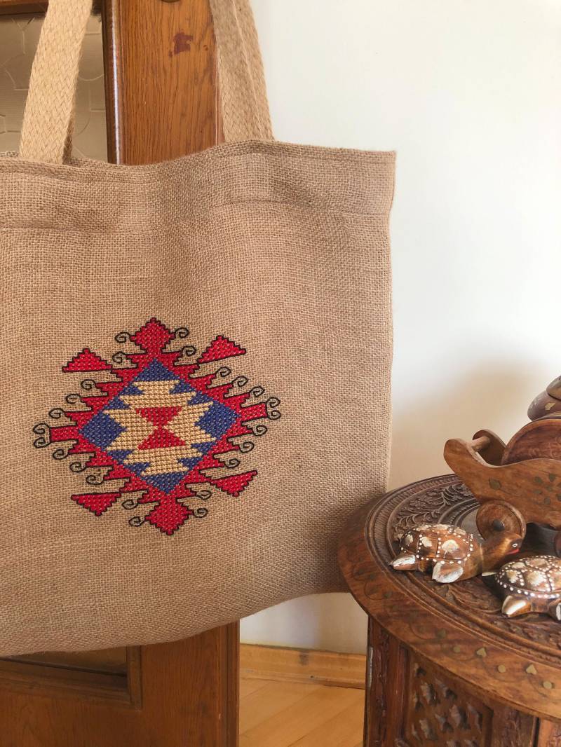 Boho Hand Bestickte Jute Tasche | Handarbeit Umhängetasche Kreuzstich Umweltfreundlich Shopper Jutebeutel von OpalSilver