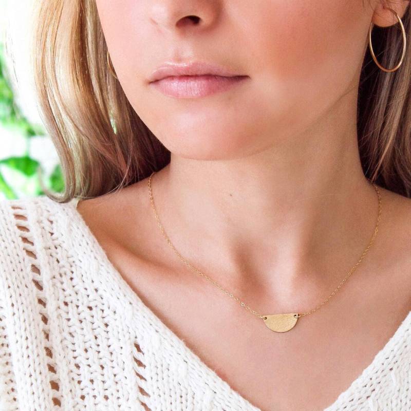 14K Gold Filled Gehämmerte Halbmond Zierliche Halskette 14K Gold Filled Gehämmerte Halbmond Zierliche Halskette von OpaliniJewelry