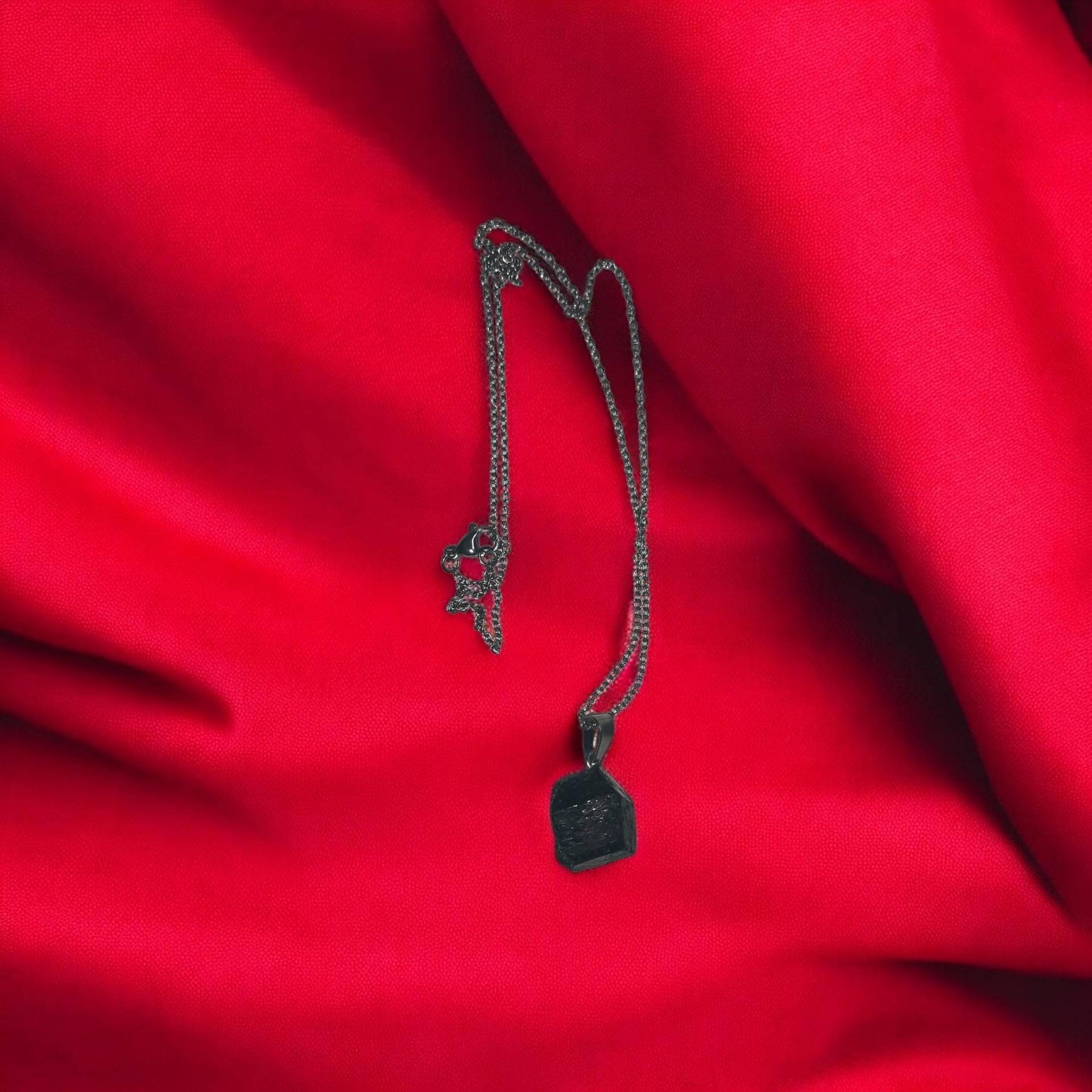 Kette Schwarzer Turmalin Rohstein von OpenMagicDE