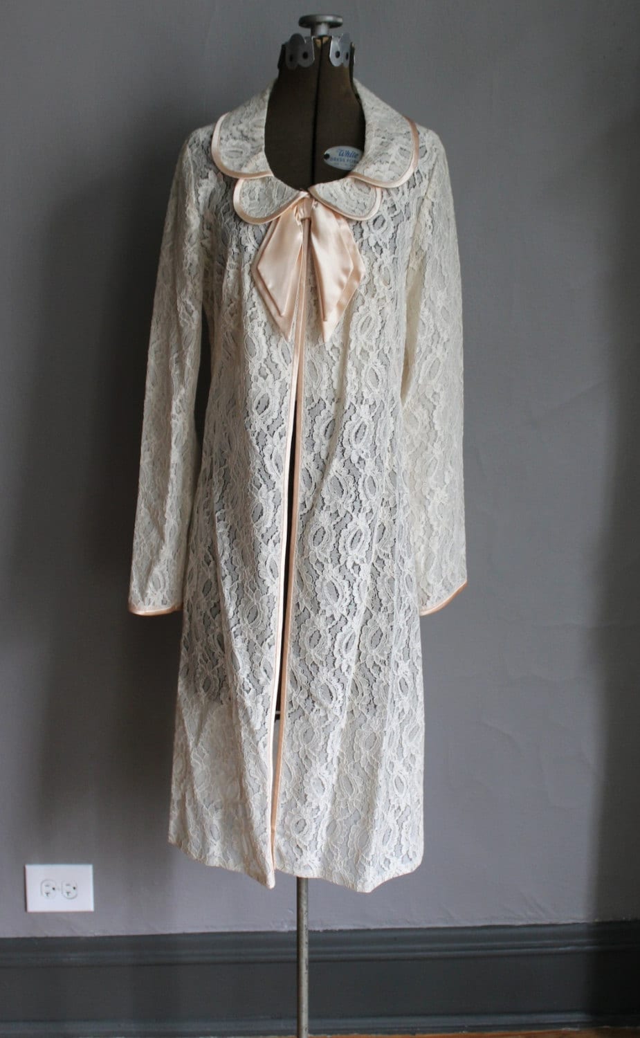 50Er Jahre Satin Und Spitze Jacke Mantel Boudoir Robe Dessous Creme Pfirsichband Midi Wie Neu 50Er Jahre Satin Und Spitze Jacke Mantel Boudoir Robe Dessous Creme Pfirsichband Midi Wie Neu von OpenedApples